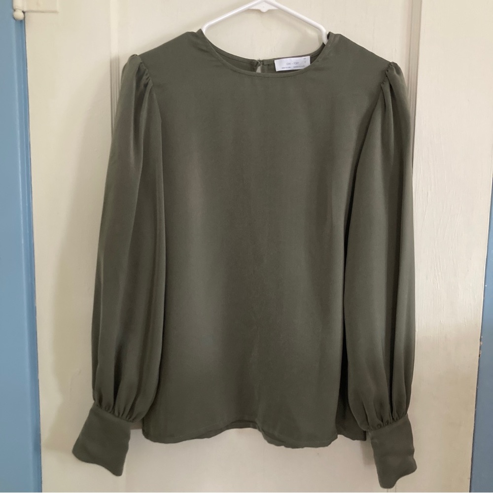 OAK & FORT - SAGE GREEN BLOUSE WITH GENTLY PUFFED LONG SLEEVES - SILKY - S SMALL